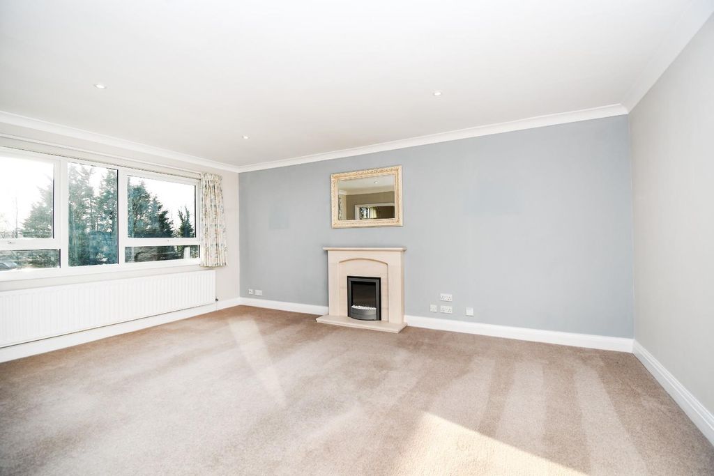 2 bed flat for salePark Street, Ripon HG4 photo 2