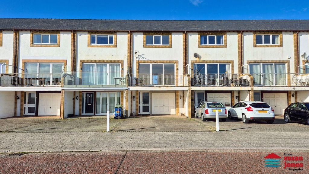 3 bed terraced house for saleSouth Beach, Pwllheli LL53