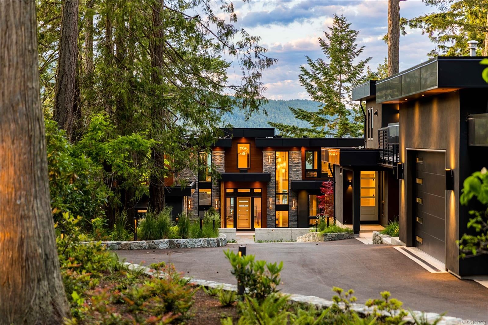848 Lands End Road, North Saanich, BC, V8L 5L3