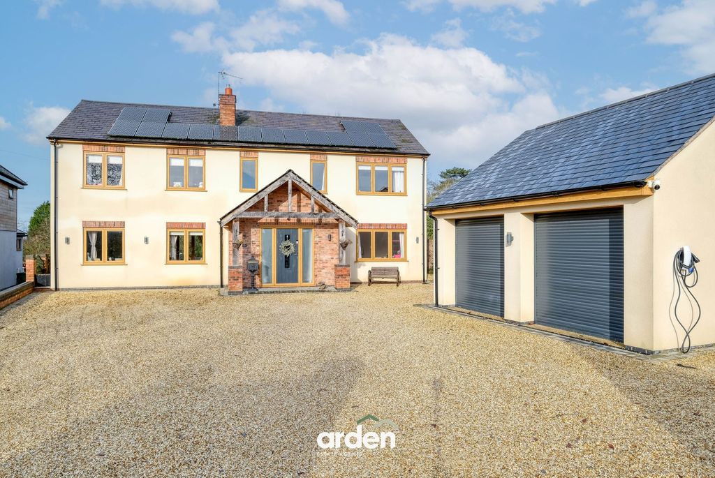 5 bed detached house for saleCrumpfields Lane, Redditch B97 photo 5