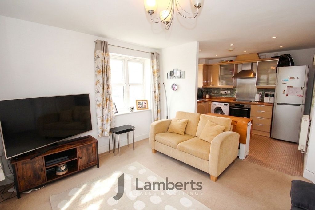 2 bed flat for saleShottery Close, Ipsley B98 photo 2