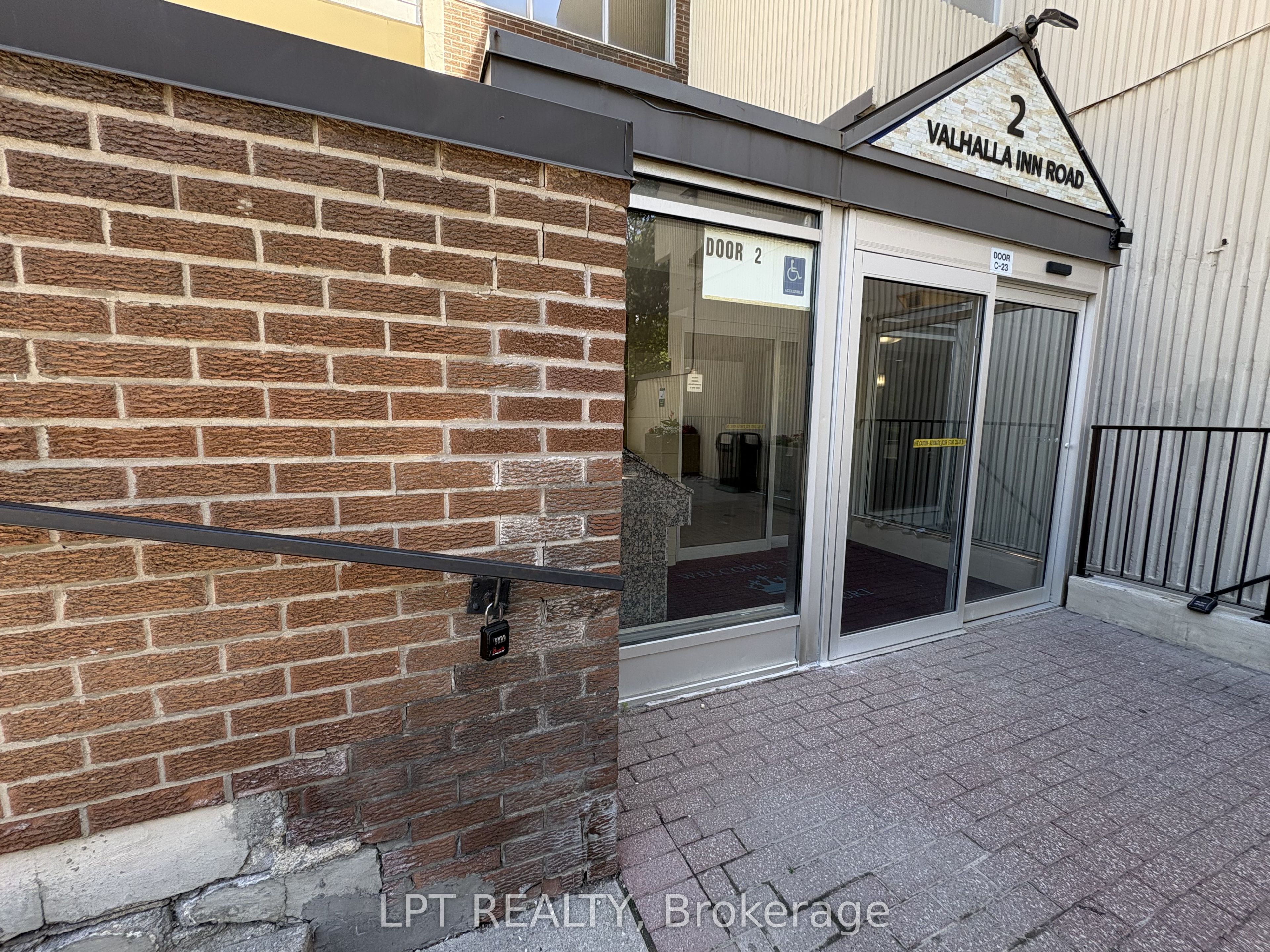 332-2 Valhalla Inn Road, Toronto, ON, M9B 6C3 photo 4