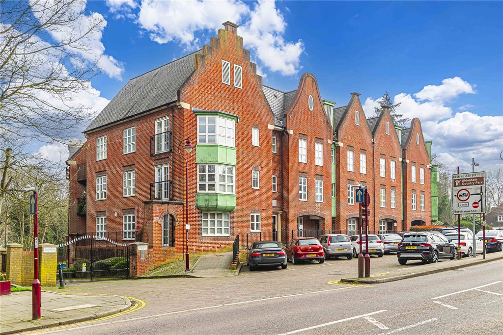 2 bed flat for saleWatling Street, Radlett, Hertfordshire WD7