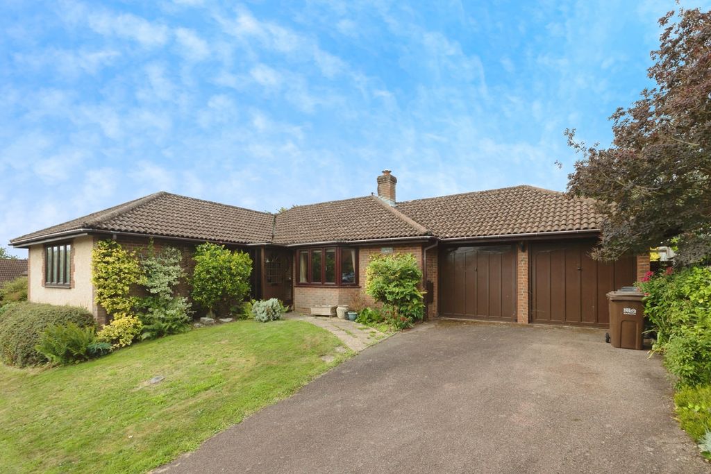3 bed bungalow for saleGlenleigh Walk, Robertsbridge, East Sussex TN32