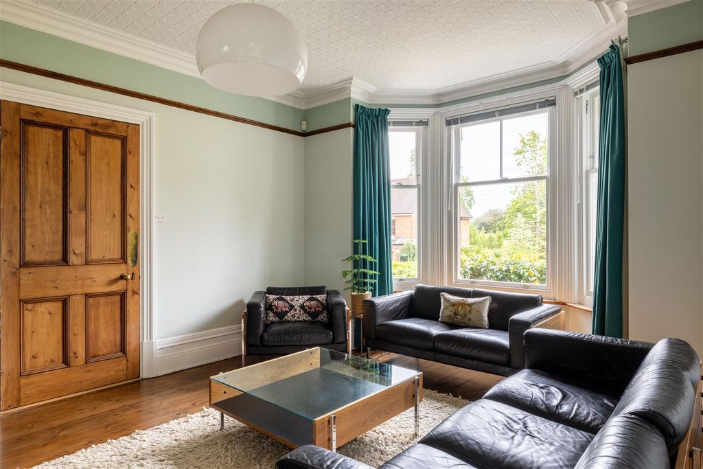 Additional image 4 of 4 bed detached house for saleDevon Crescent, Redhill RH1