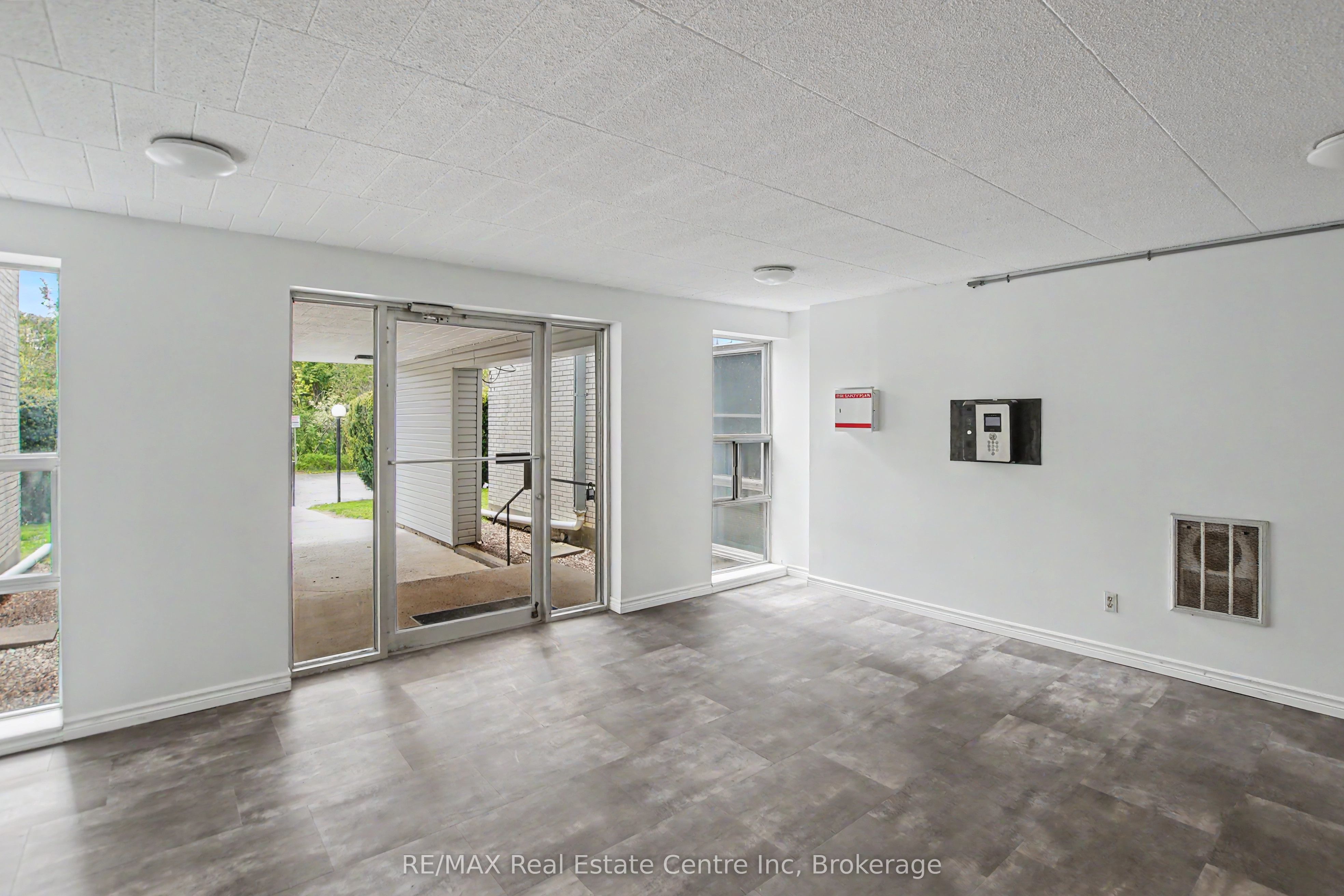 412-105 Conroy Crescent, Guelph, ON, N1G 2V5 photo 2