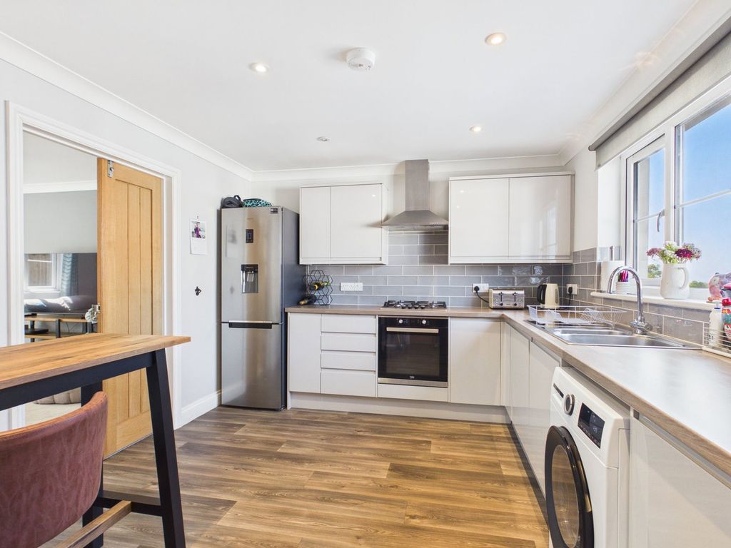 3 bed link detached house for salePark Rosmoran, Treleigh, Redruth TR16 photo 3