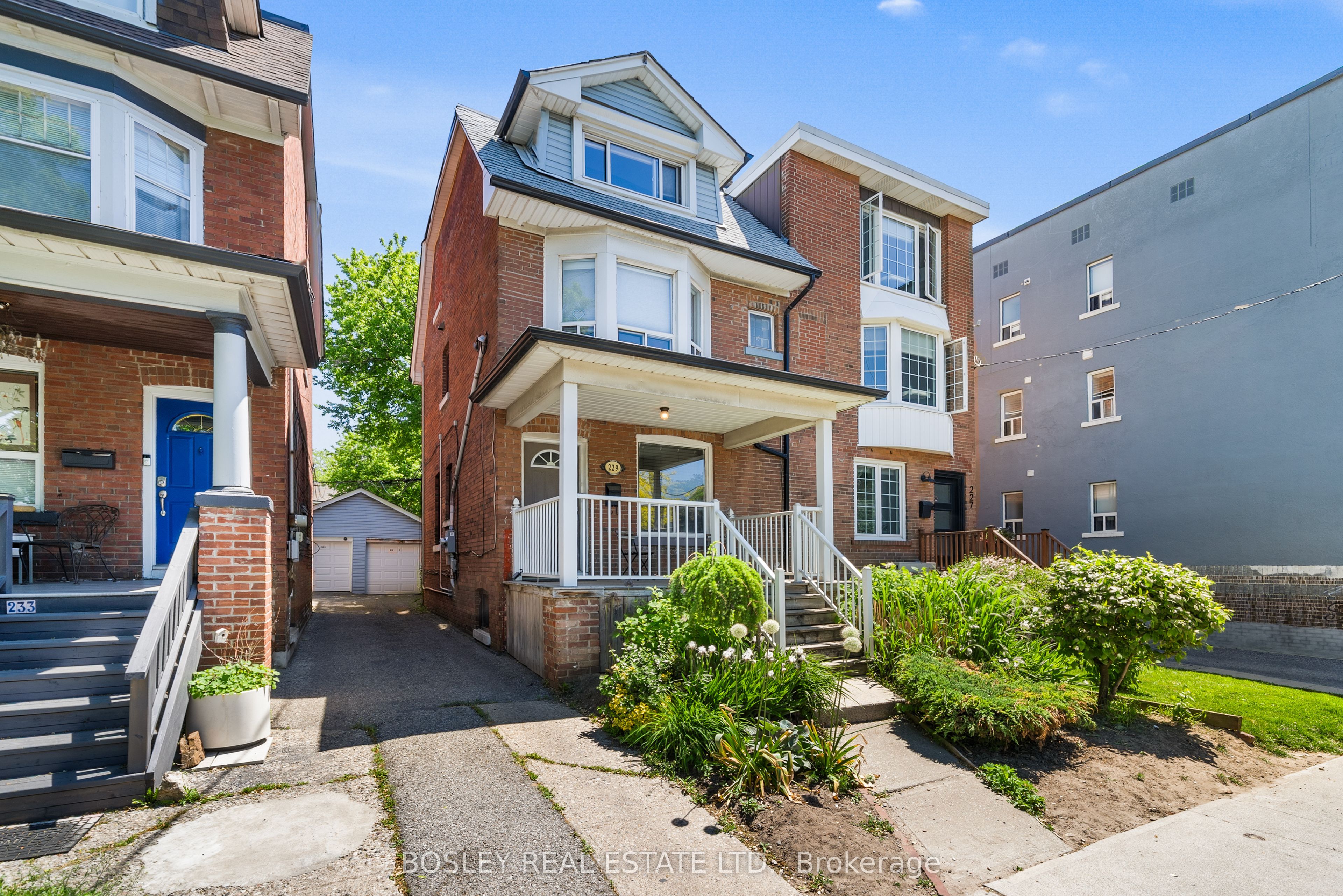 Main-229 Woodbine Avenue, Toronto, ON, M4L 3P3