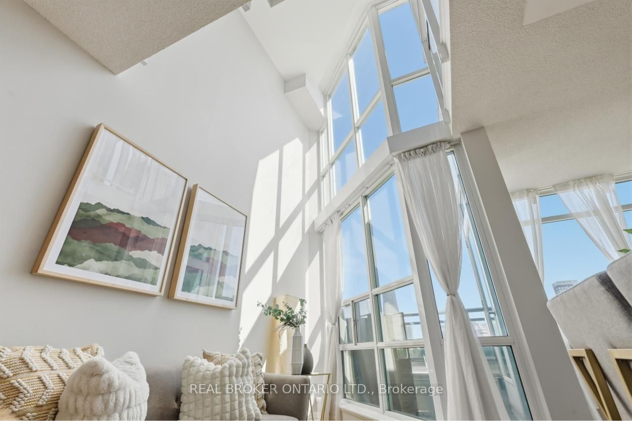 903-220 Burnhamthorpe Road W, Mississauga, ON, L5B 4N4 photo 3