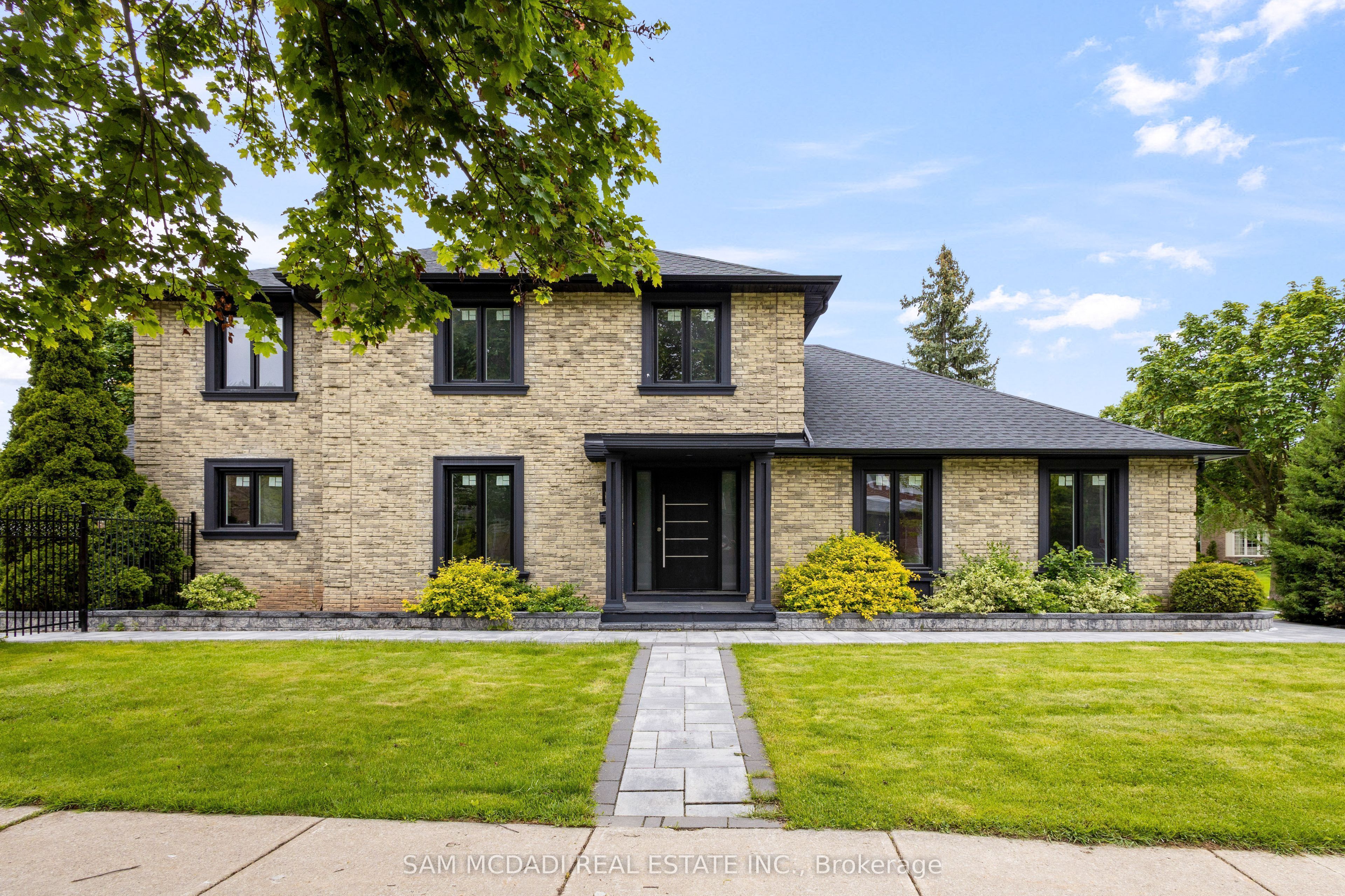 2535 Robin Drive, Mississauga, ON, L5K 2G2
