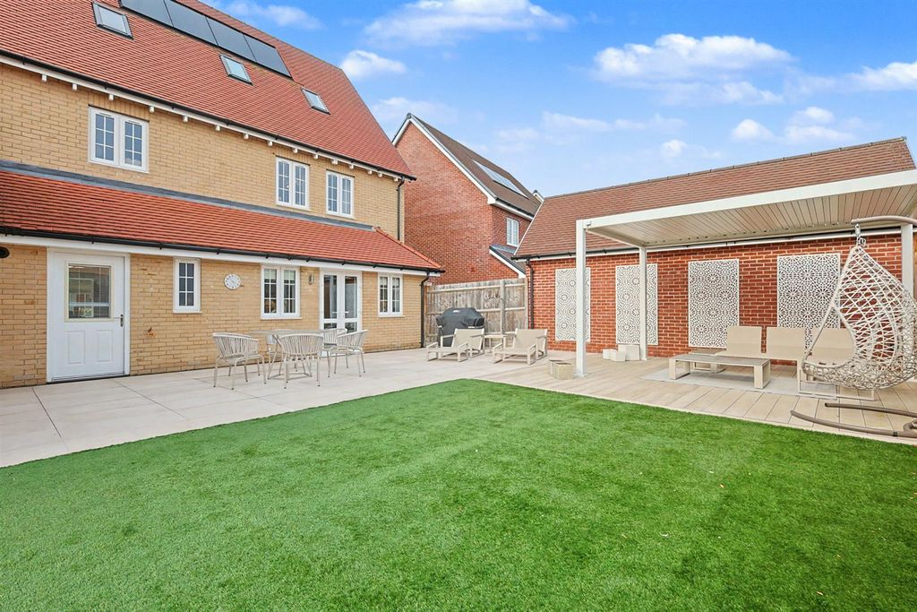 Additional image 2 of 5 bed detached house for saleElizabeth Gardens, Rochford SS4