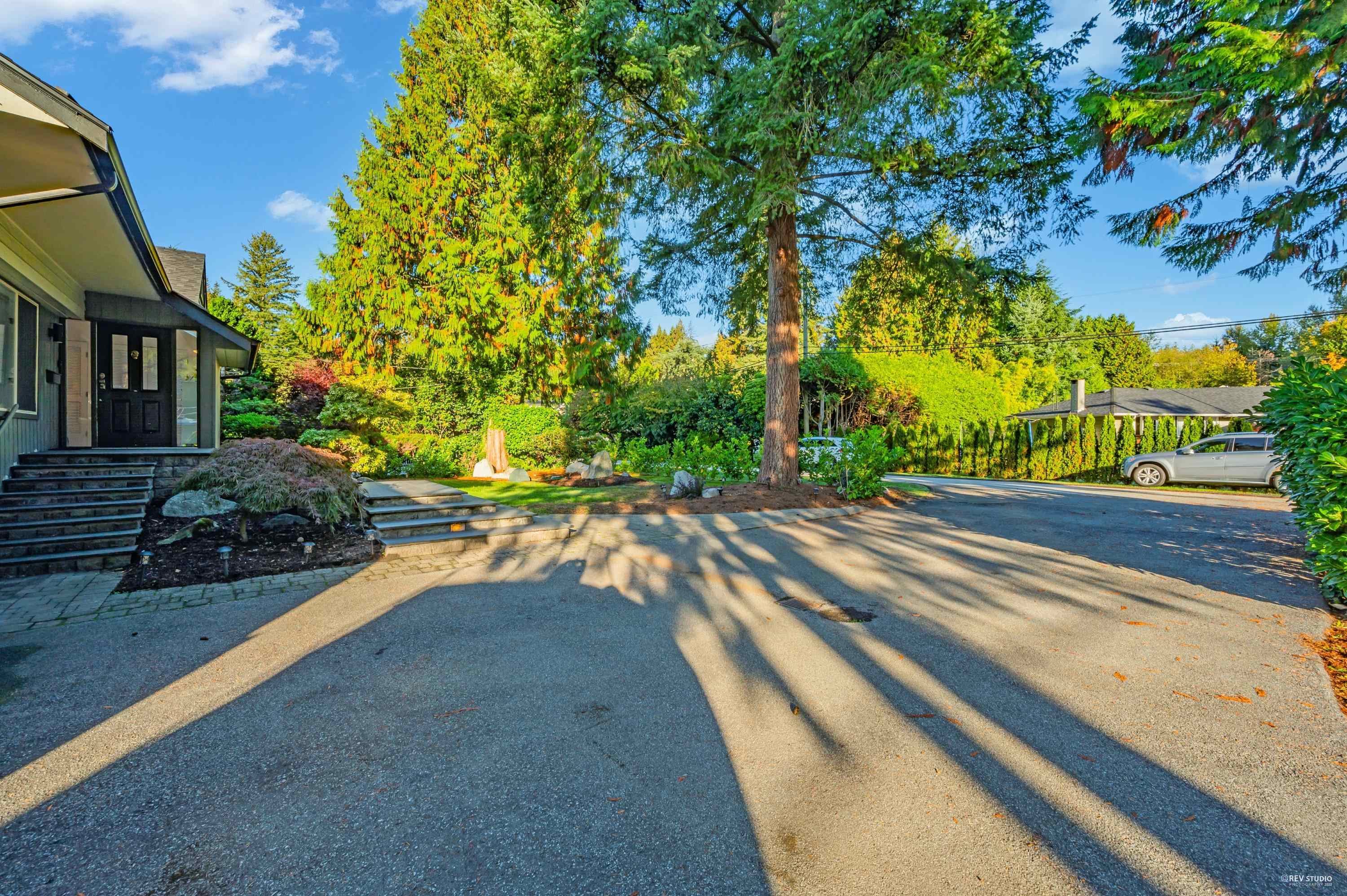 310 Macbeth Crescent, West Vancouver, BC, V7T 1V7 photo 2