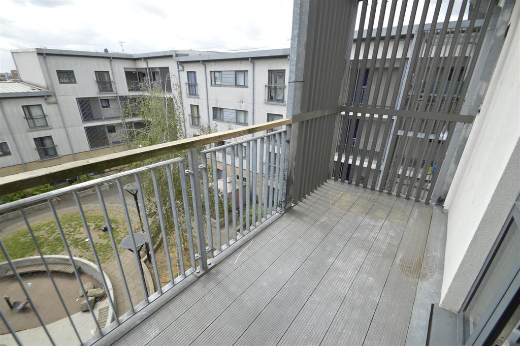 2 bed flat for saleBroadis Way, Rainham RM13 photo 4