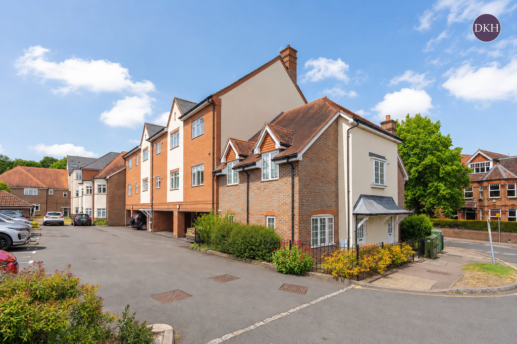 2 bed flat for saleHigh Street, Rickmansworth, Hertfordshire WD3