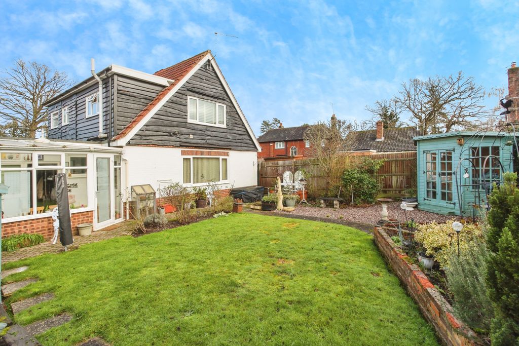 3 bed detached house for saleDerby Close, Tonbridge TN11 photo 4