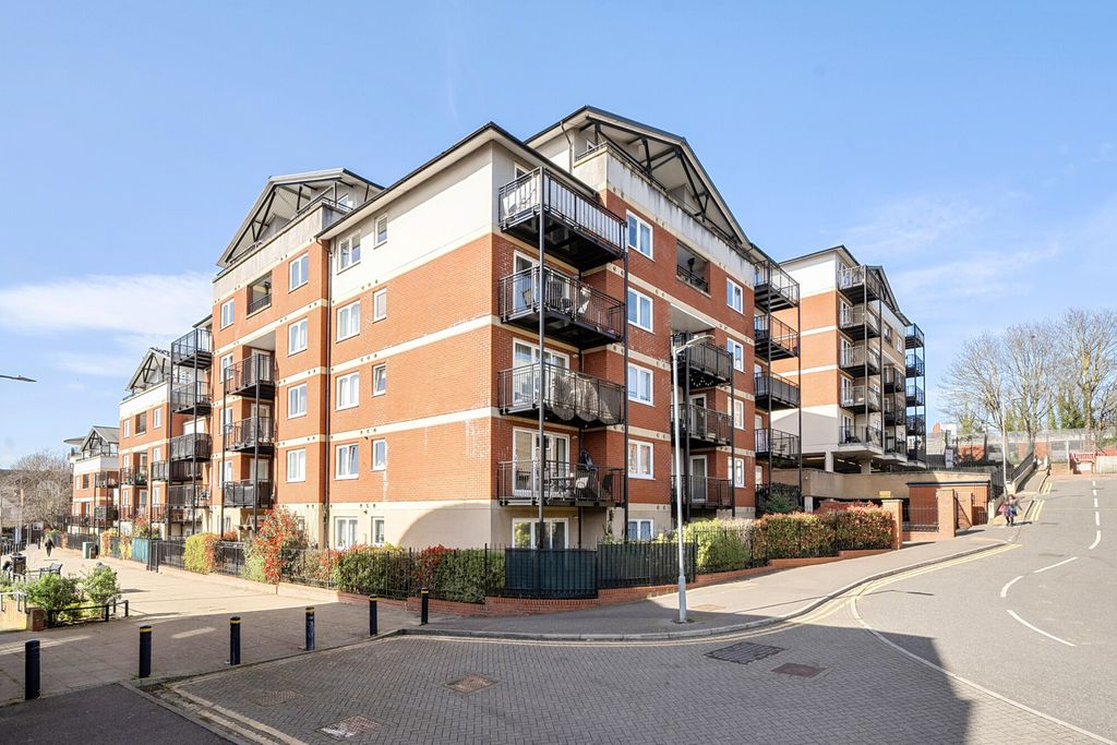 2 bed flat for salePenn Place, Northway, Rickmansworth WD3