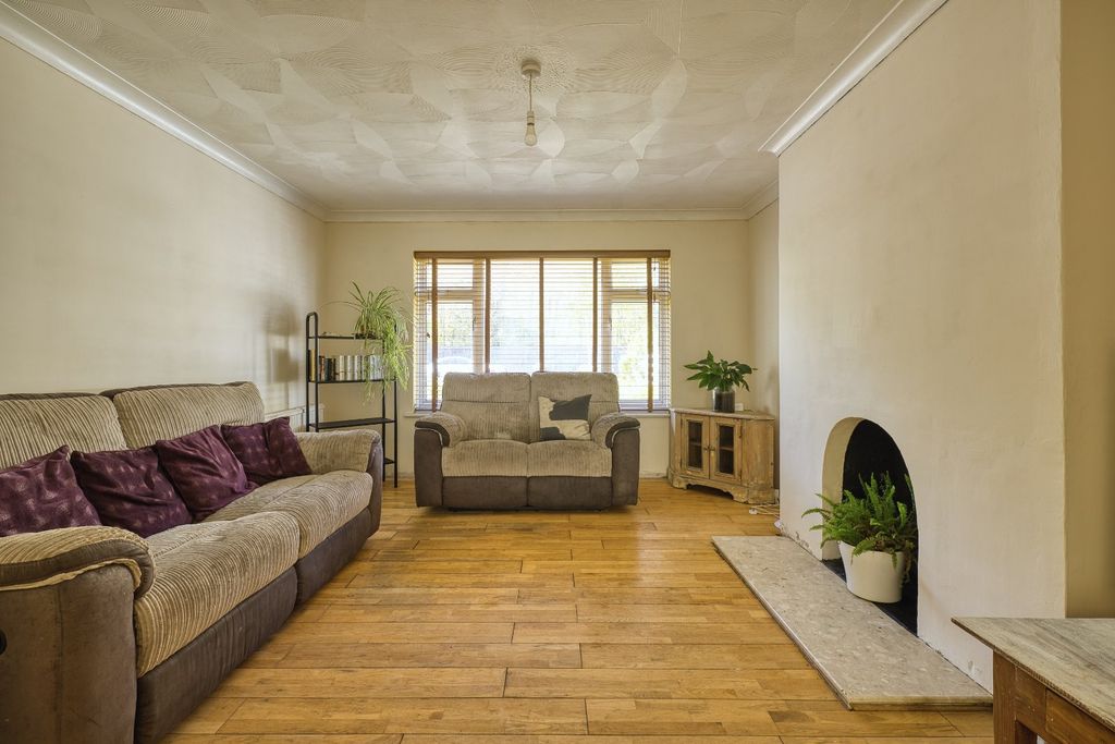 4 bed semi-detached house for saleDumpton Park Drive, Ramsgate CT11 photo 2