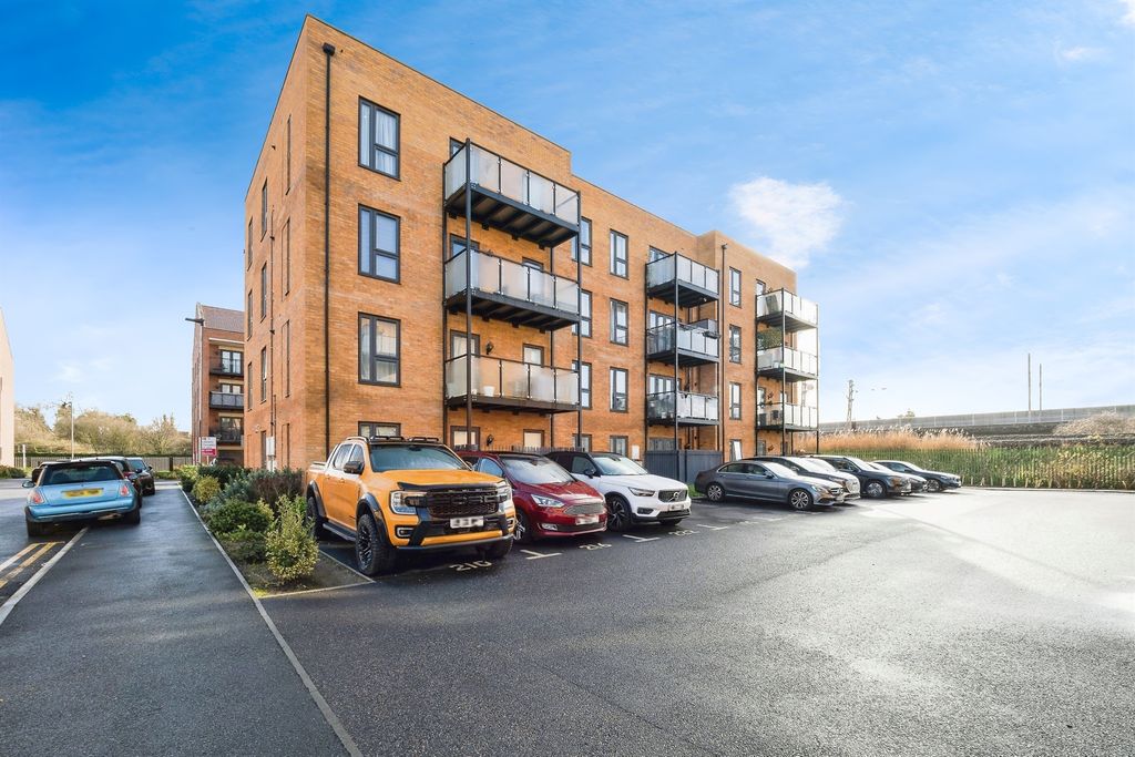 2 bed flat for saleHeriot Road, Rainham RM13