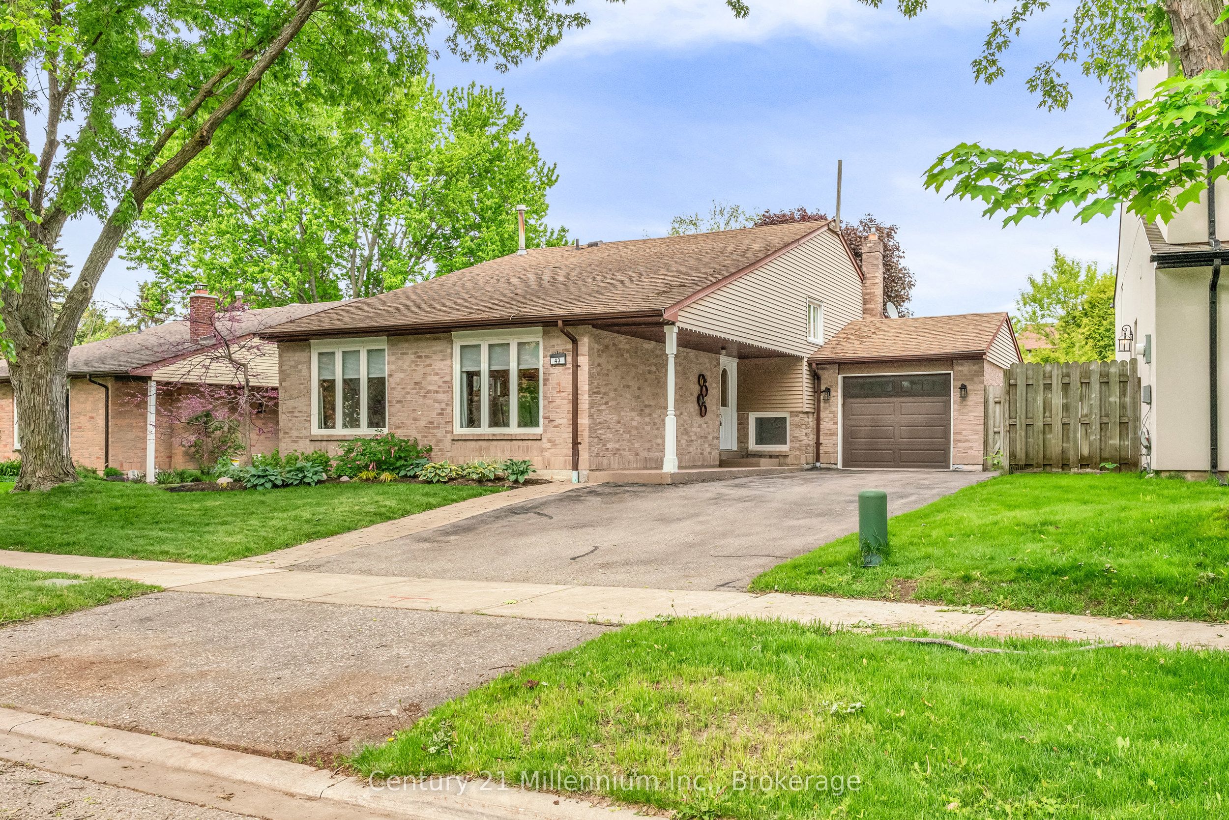 Drive-43 Stoddart Drive, Aurora, ON, L4G 2G2 photo 2