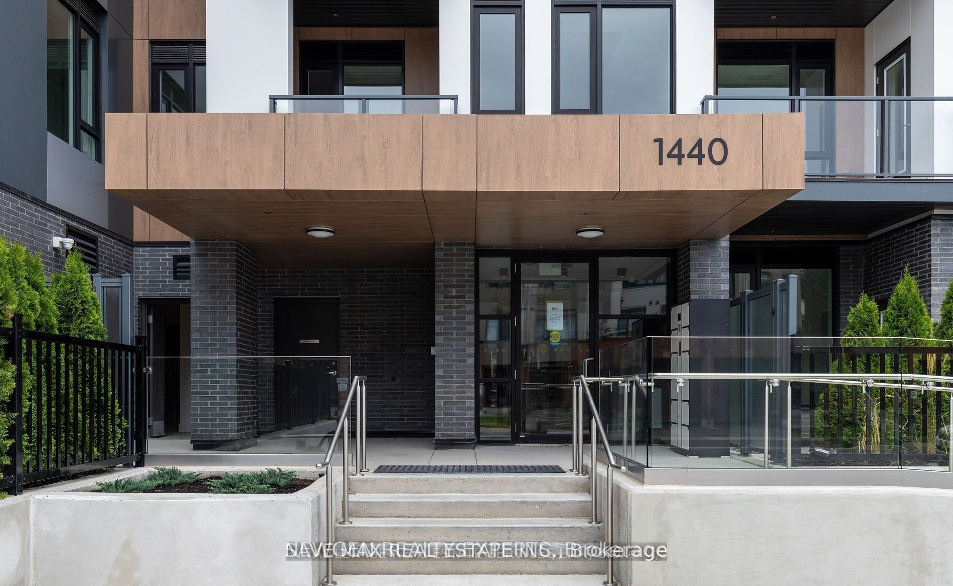 112-1440 Clarriage Court, Milton, ON, L9E 1B3