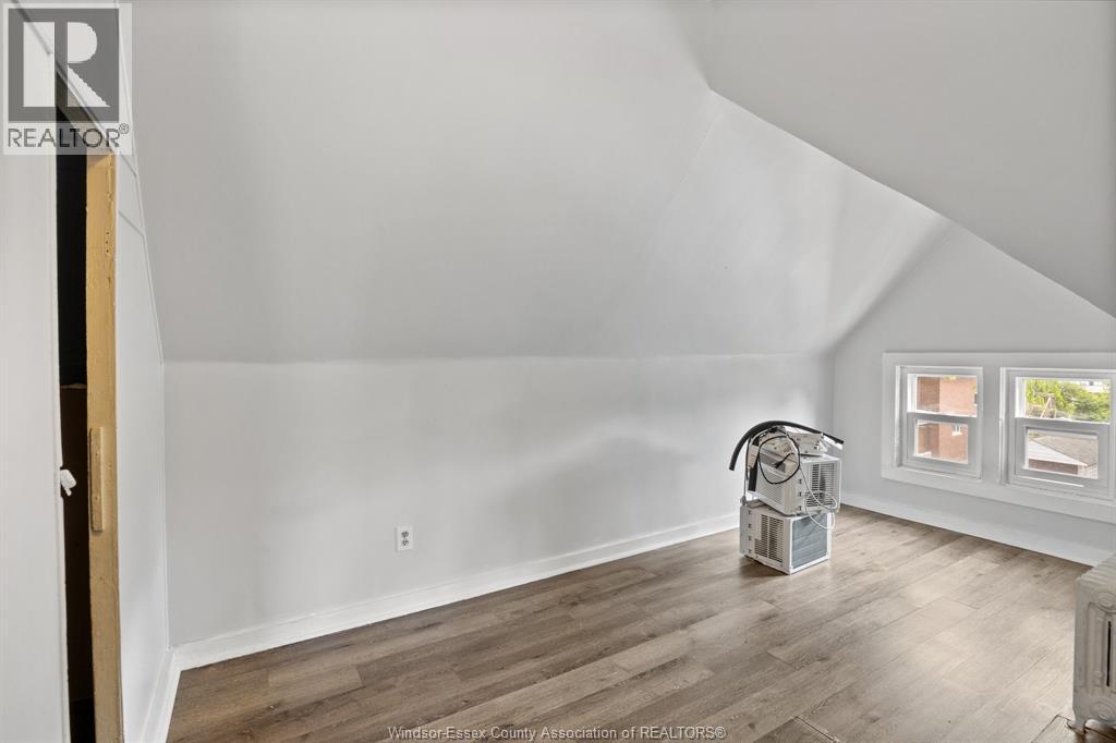 374 Campbell , Windsor, ON, N9H2B3 photo 3