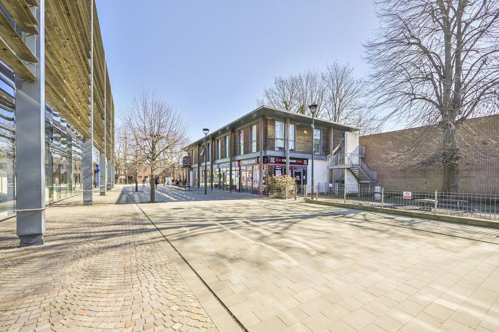 2 bed maisonette for saleThe Broadway, Highams Park, London E4 photo 4