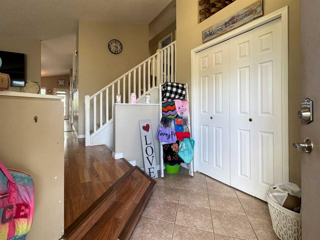 93 Heritage Crescent W, Lethbridge, AB, T1K 6X2 photo 4