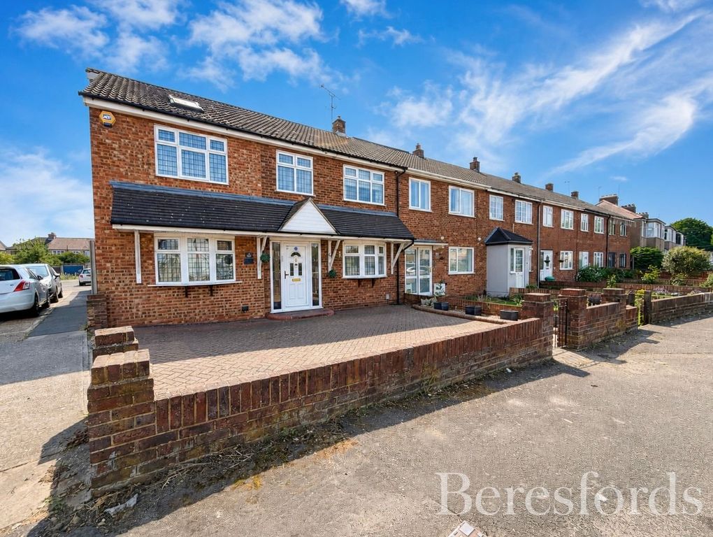 5 bed semi-detached house for saleSouth End Road, Rainham RM13