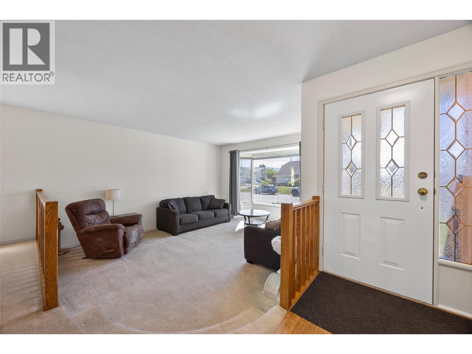 945 Nicolani Drive, Kamloops, BC, V2B8C6 photo 3