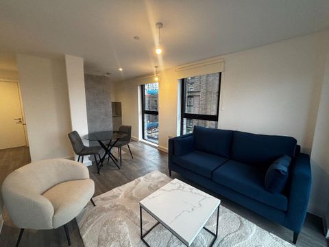 Berkeley Square, Salford M5
