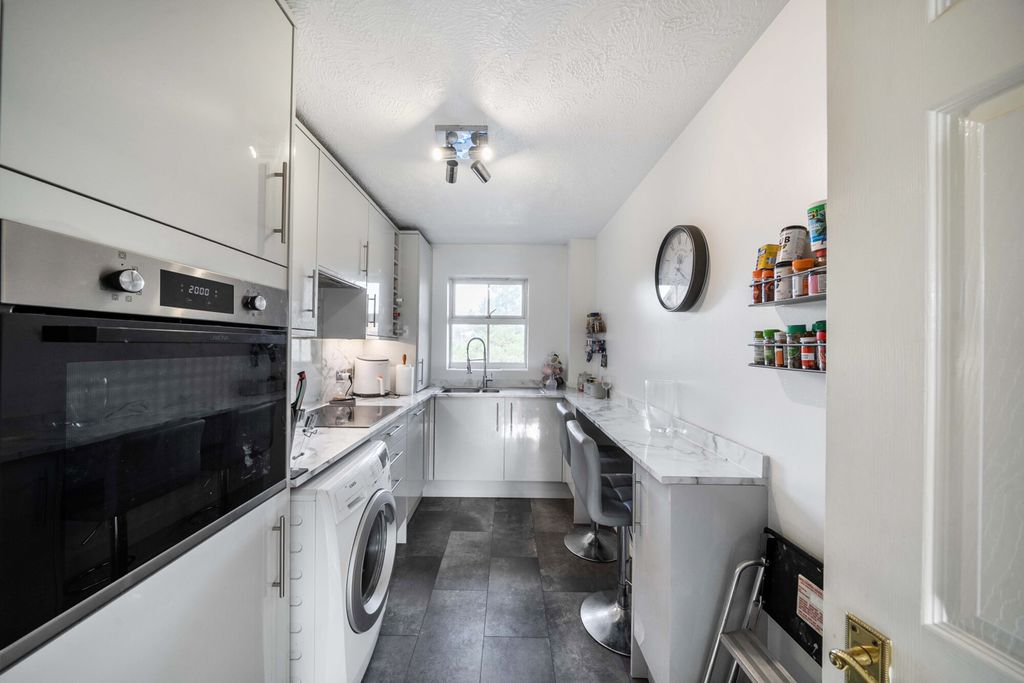 Additional image 12 of 2 bed flat for saleSalters Close, Rickmansworth, Hertfordshire WD3