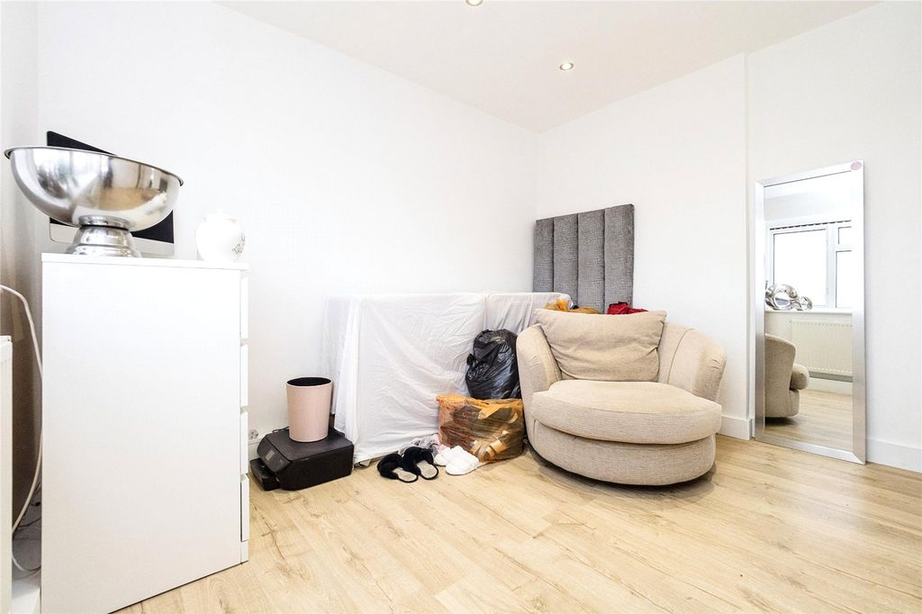2 bed flat for saleBader Way, Rainham RM13 photo 4