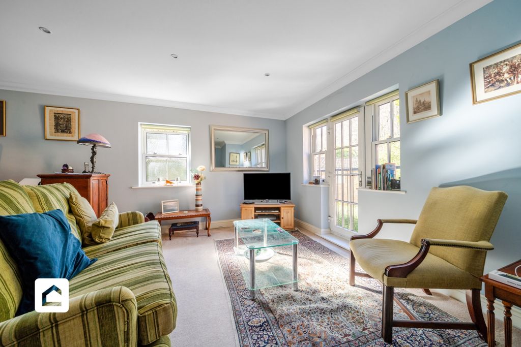 2 bed flat for saleBeech Road, Reigate, Surrey RH2 photo 2