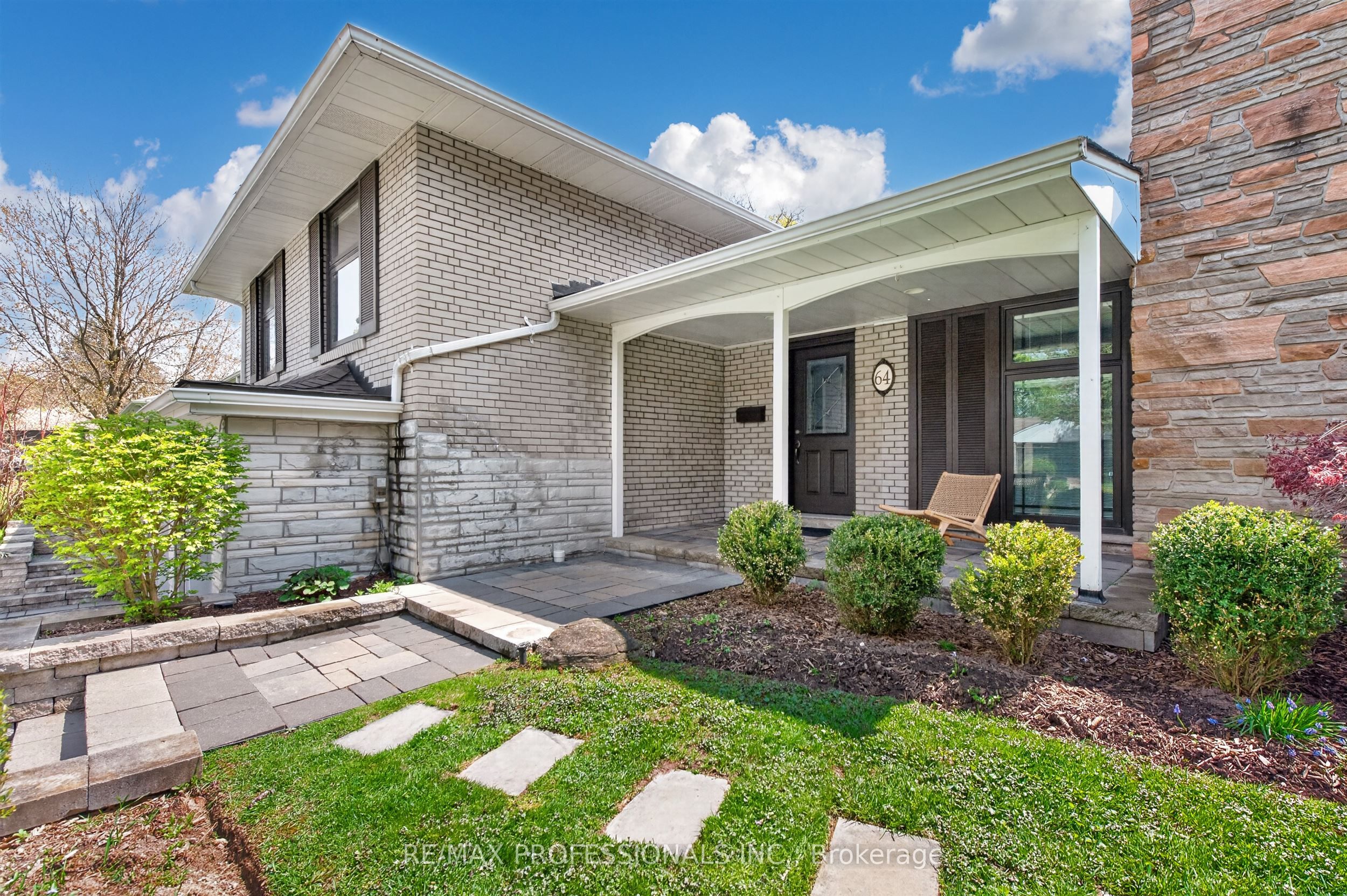 64 Ravensbourne Crescent, Toronto, ON, M9A 2A8 photo 3