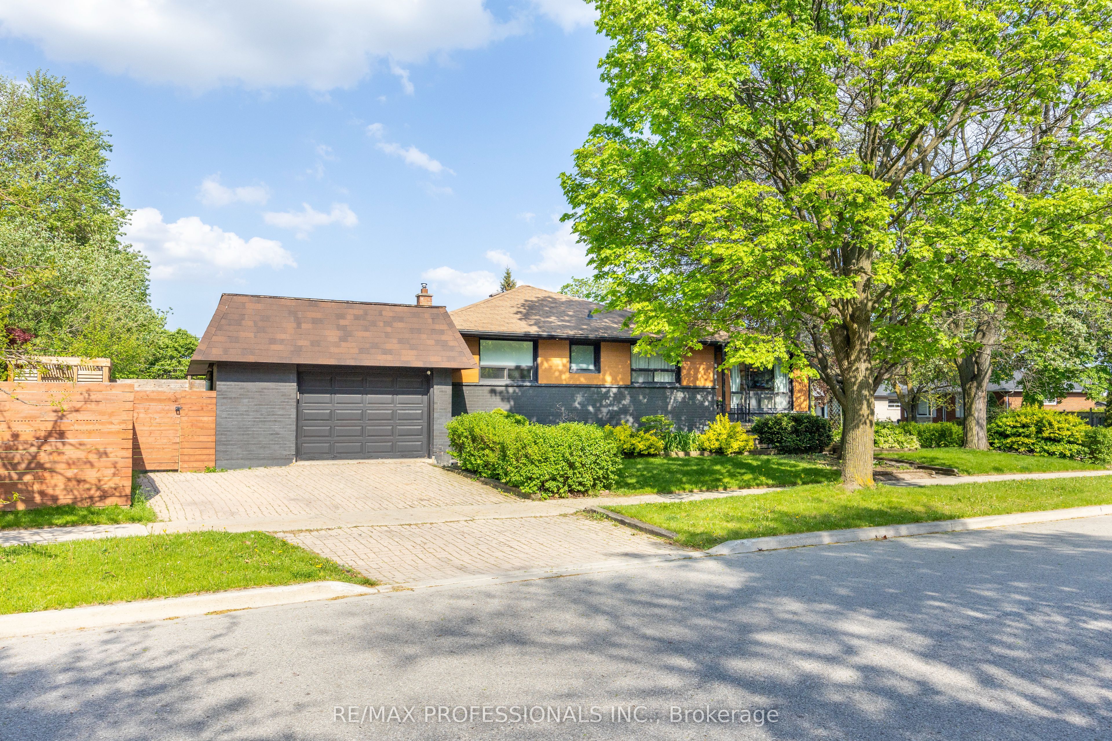 33 Brampton Road, Toronto, ON, M9R 3J3