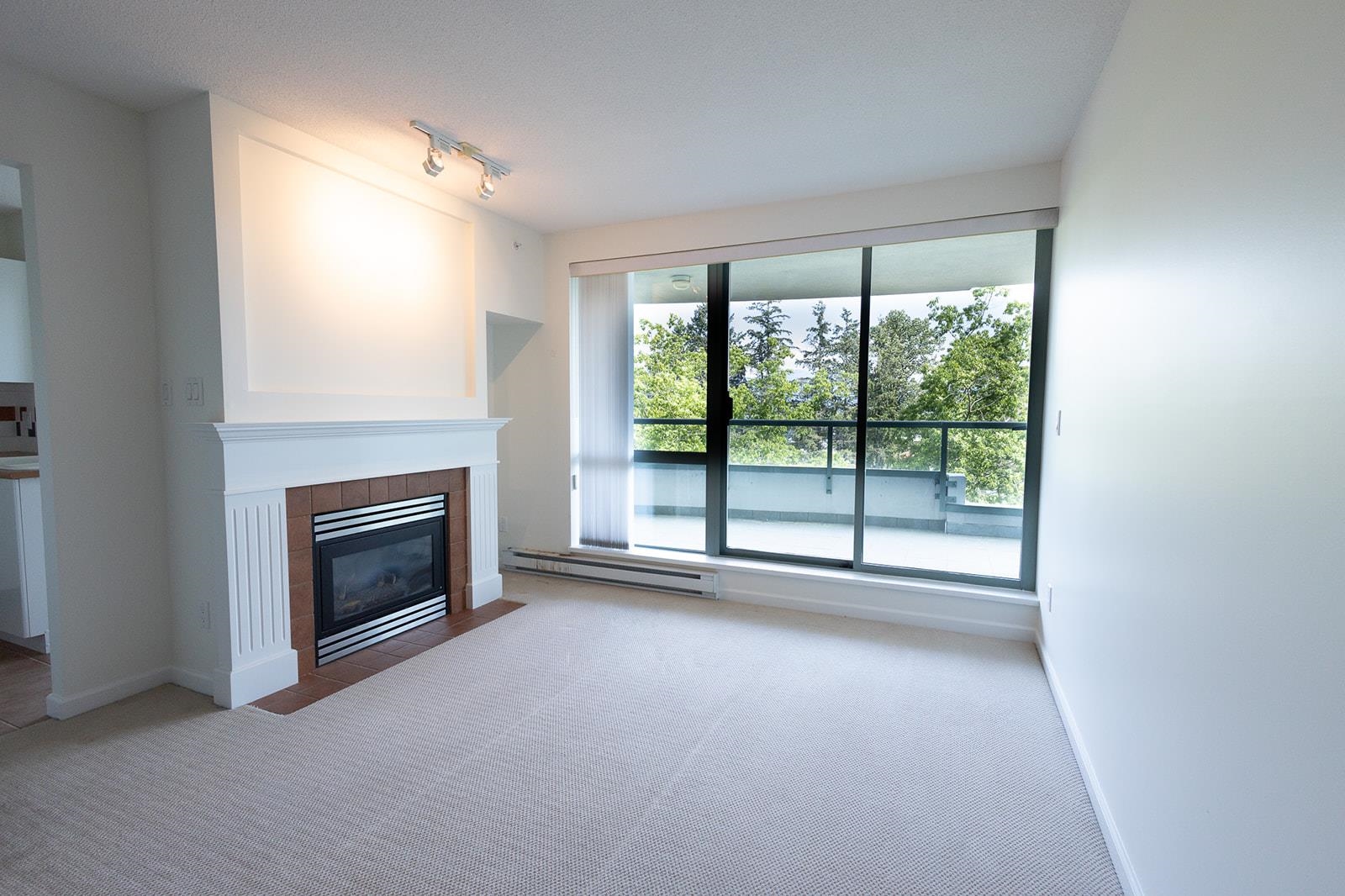 807-6611 Southoaks Crescent, Burnaby, BC, V5E 4L5 photo 4