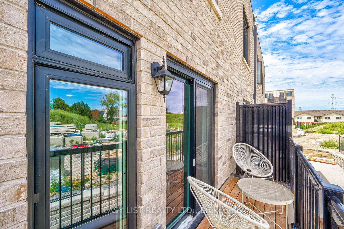 27 Spruce Pines Crescent, Toronto, ON, M4A 0A9 photo 4
