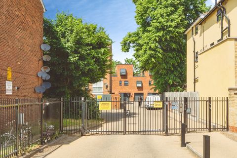 Radlett Close, London E7