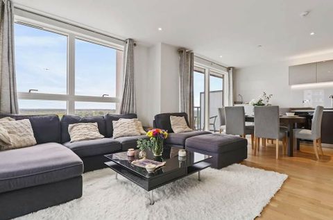 Pump House Crescent, London TW8