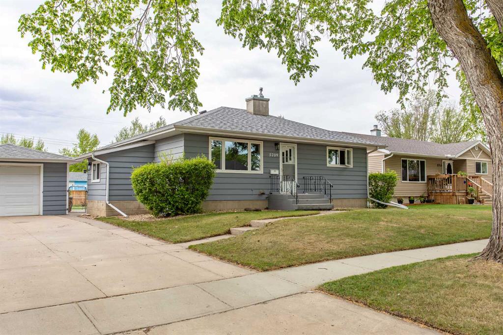 5709 49 Avenue, Lacombe, AB, T4L 1M4