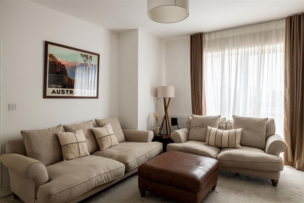 Additional image 13 of 4 bed link detached house for saleHawthorn Way, Redhill RH1