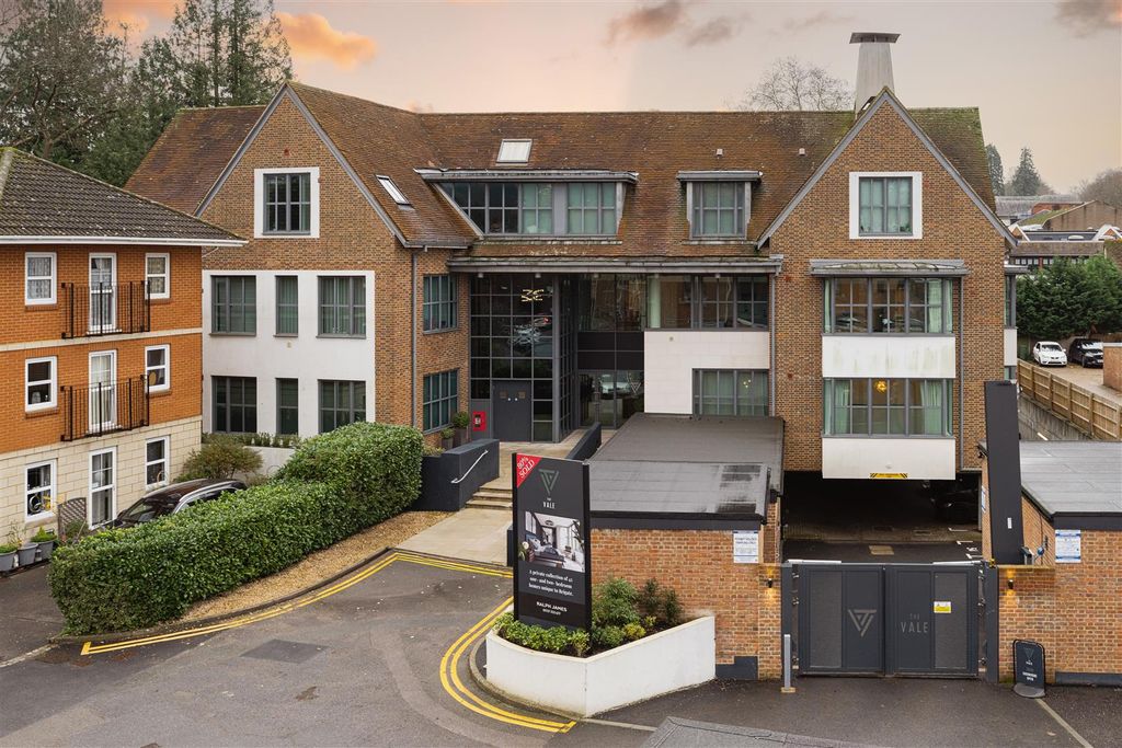 1 bed flat for saleThe Vale, Roebuck Close, Reigate RH2 photo 2