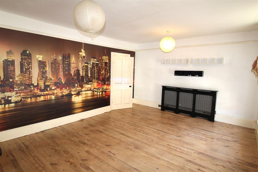 2 bed flat for saleBroadway, Sheerness ME12