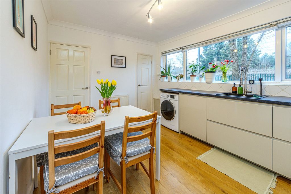 2 bed flat for saleBrook Court, Watling Street, Radlett, Hertfordshire WD7