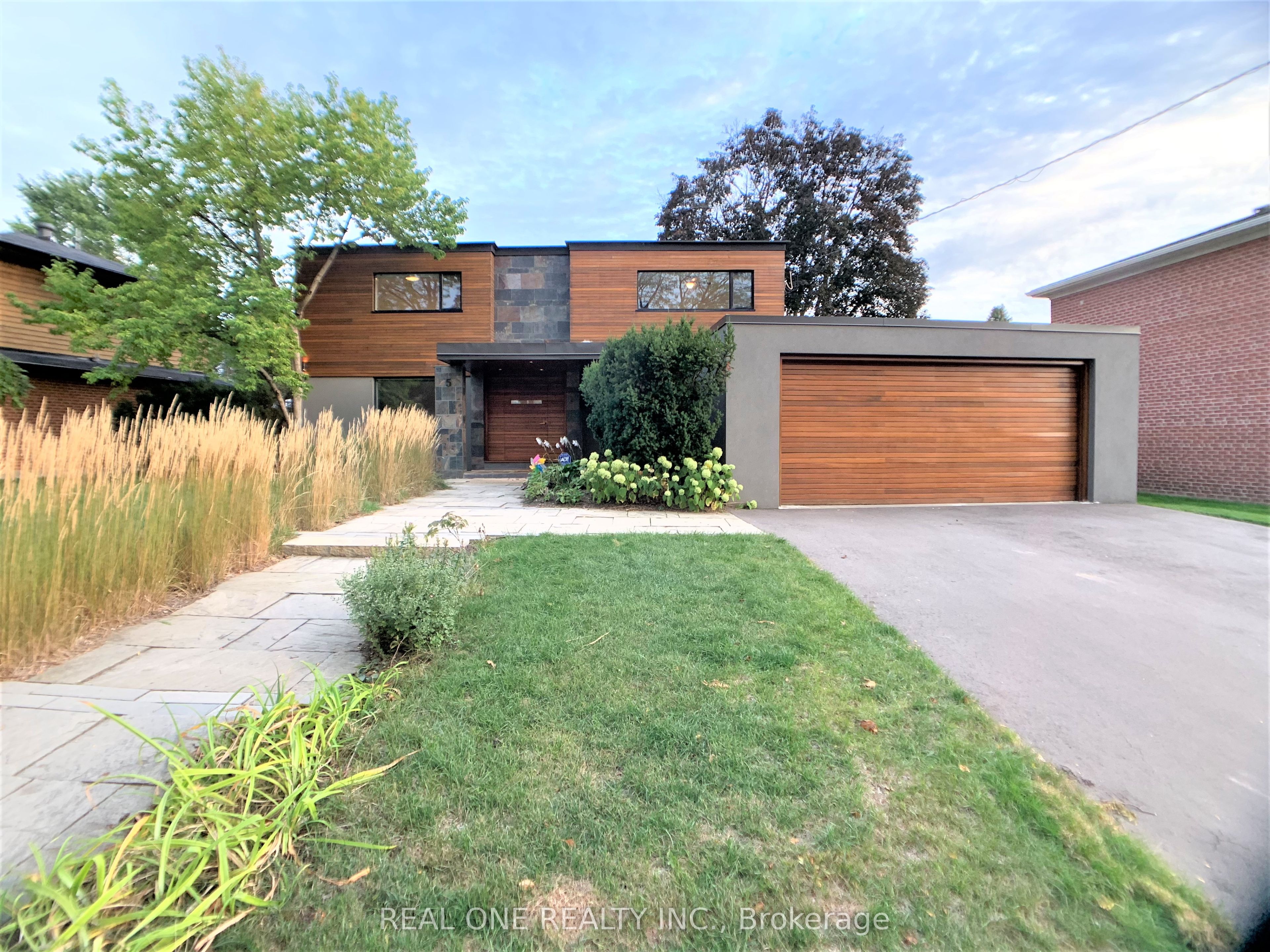 5 Dunlace Drive, Toronto, ON, M2L 2R8