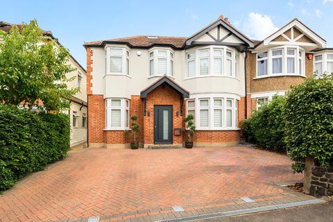 Queen Elizabeths Drive, London N14, Property for sale