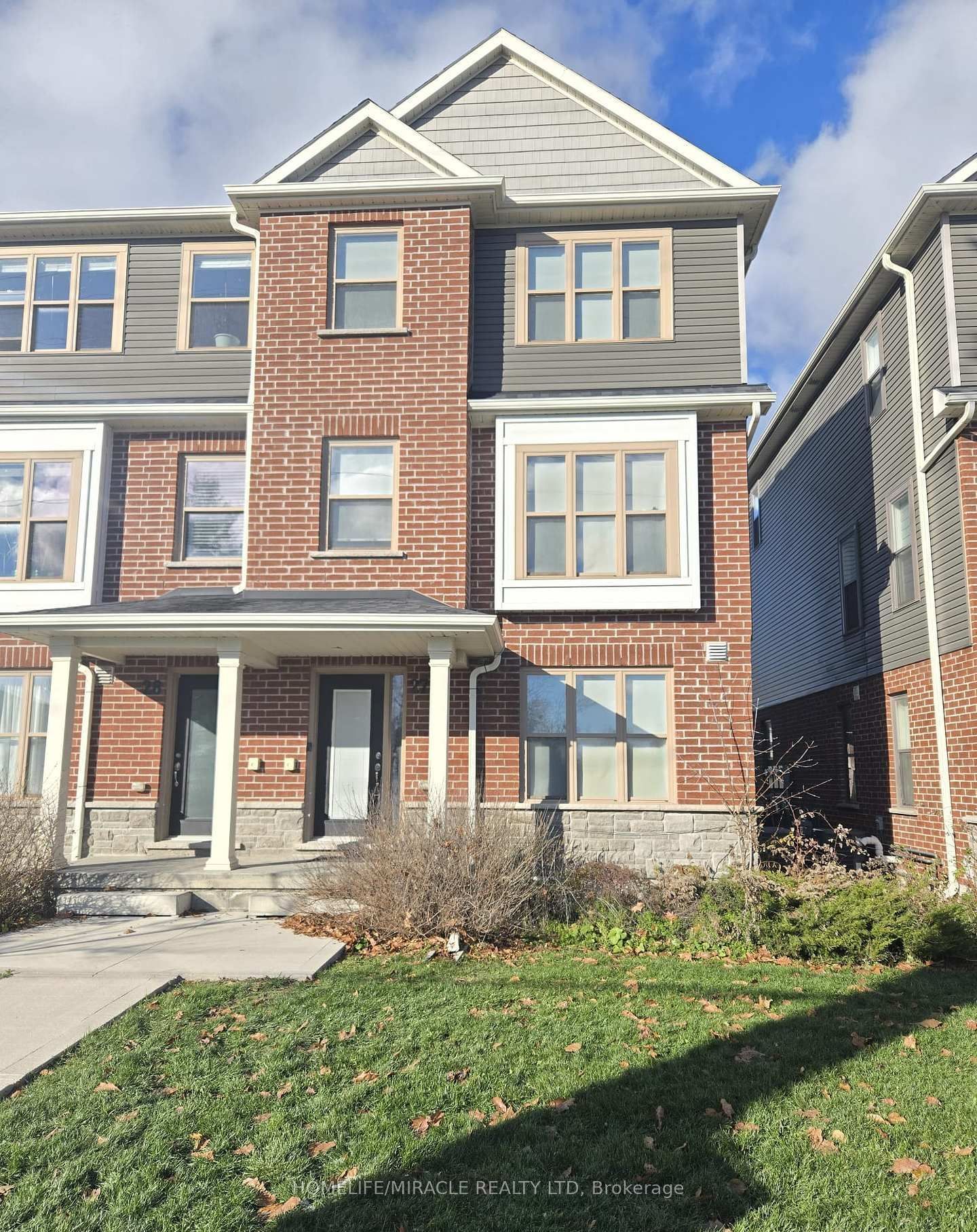 27-1 Leggott Avenue, Barrie, ON, L4M 0K7 photo 3