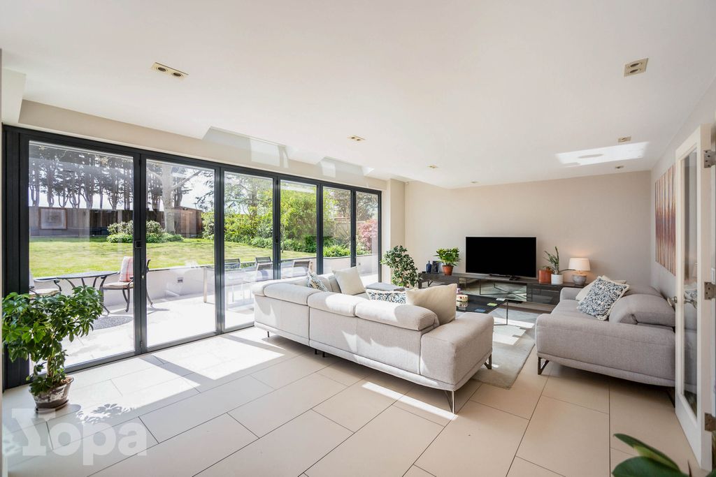 4 bed detached house for salePriestfields, Rochester ME1 photo 4