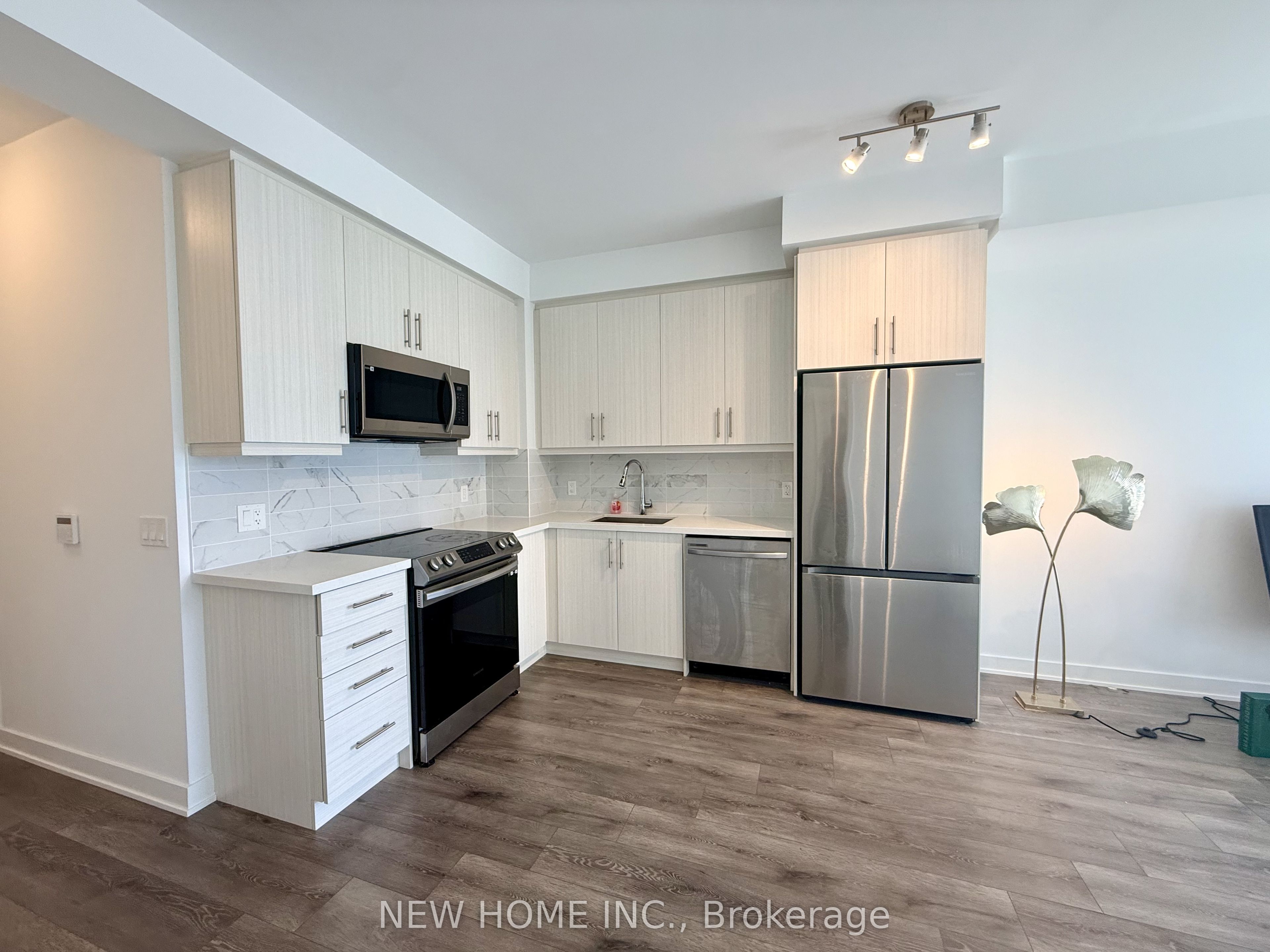 306-105 Oneida Crescent, Richmond Hill, ON, L4B 0H6 photo 5