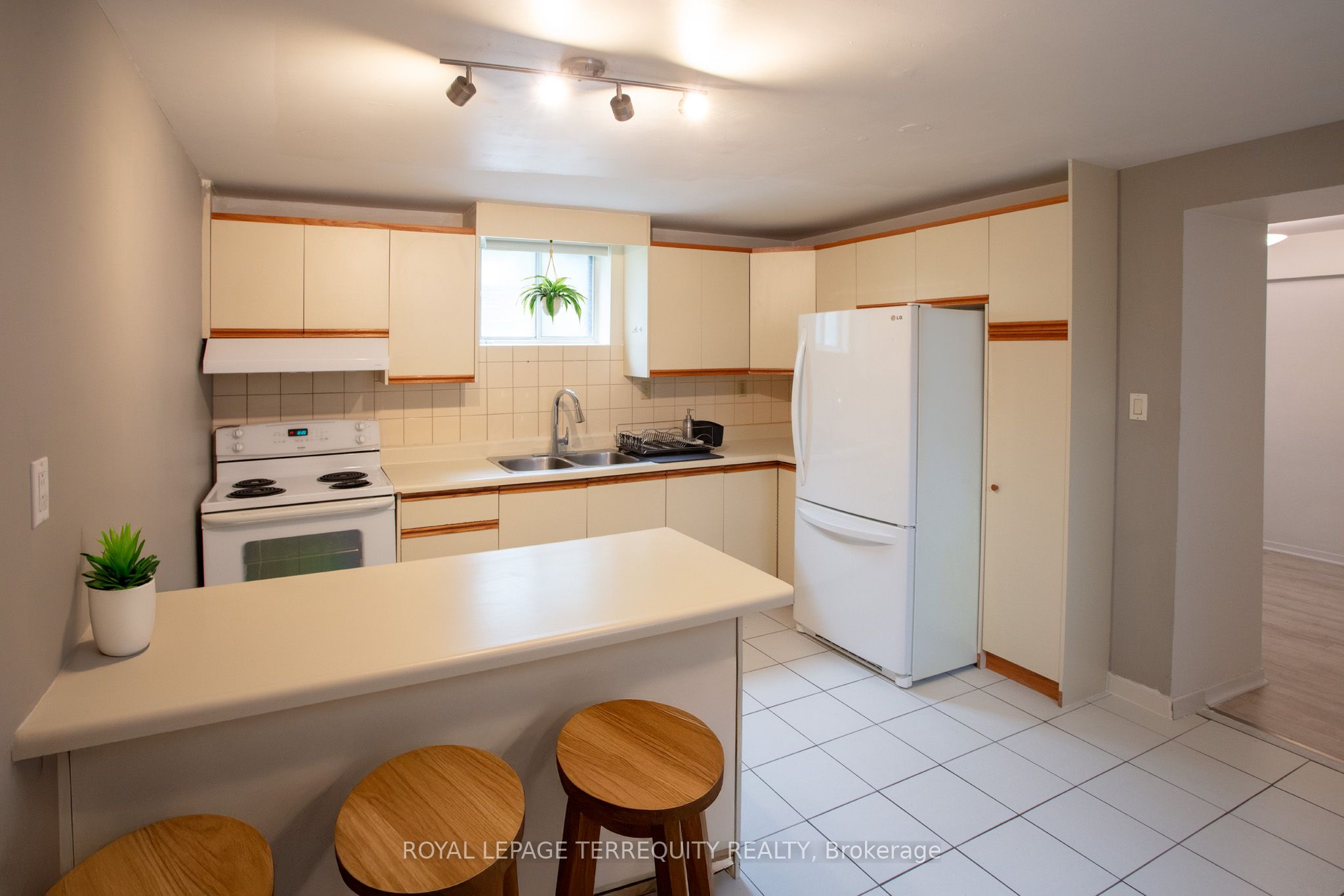 Additional image 3 of Basement-10 Northcliffe Boulevard, Toronto, ON, M6H 3H1